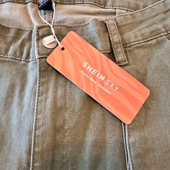 SOLD-High-Waisted Green Cargo Pants - Picture 7 of 10